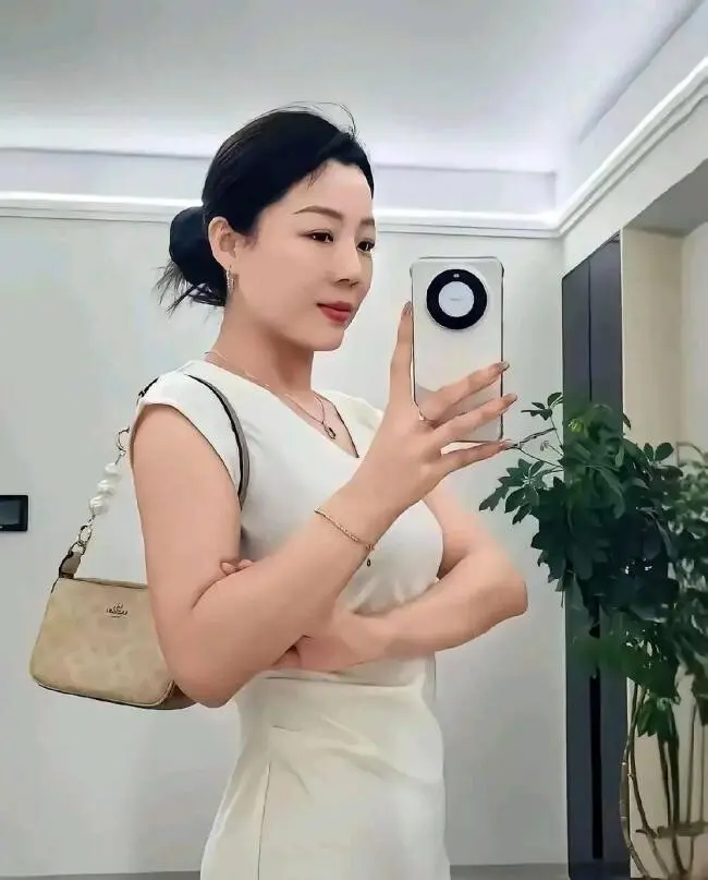 国庆爆火的“秦主任”，什么来头？