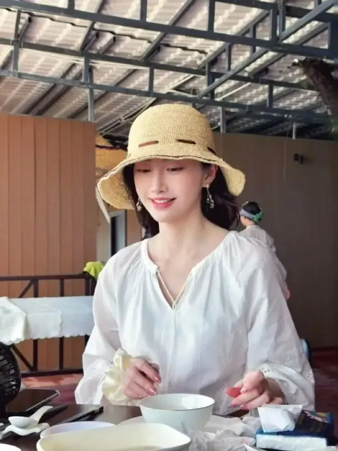景甜草帽白衫勾勒窈窕身姿，皮肤白皙似少女