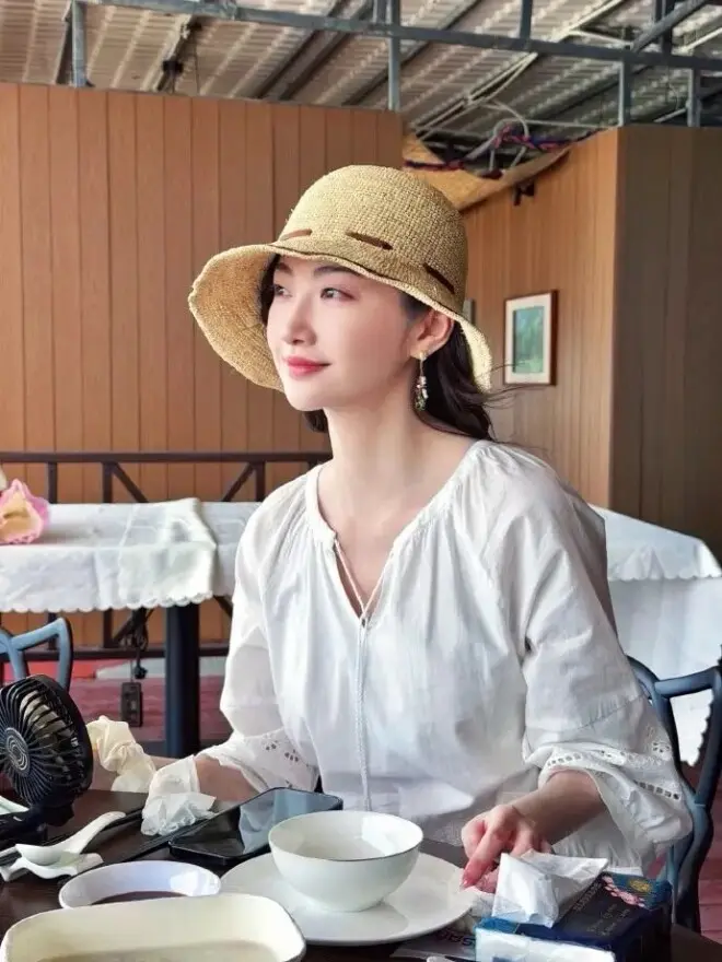景甜草帽白衫勾勒窈窕身姿，皮肤白皙似少女