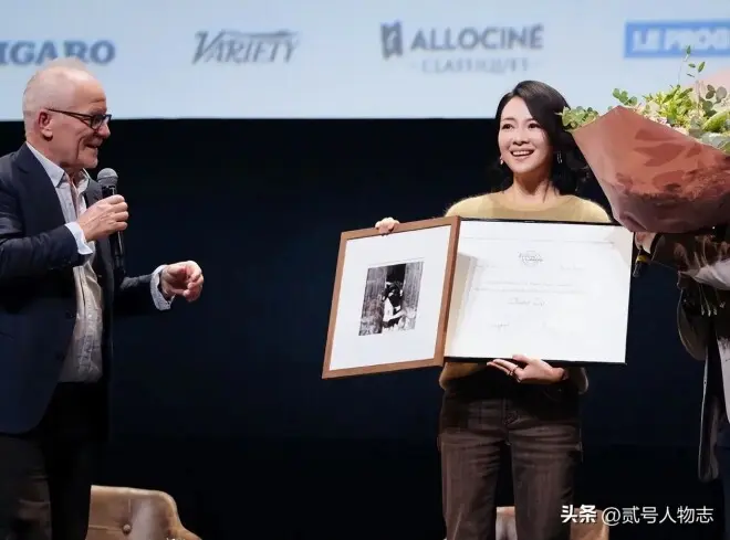 跟汪峰离婚3年后，章子怡获电影节大奖，台上落泪