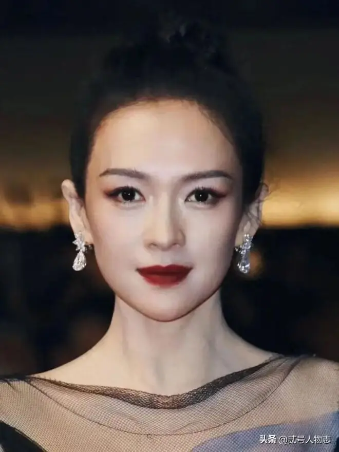 跟汪峰离婚3年后，章子怡获电影节大奖，台上落泪