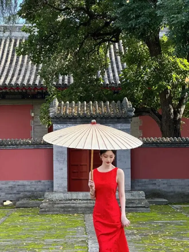 景甜草帽白衫勾勒窈窕身姿，皮肤白皙似少女