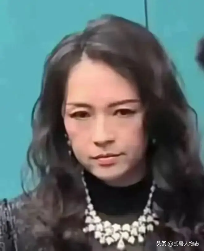跟汪峰离婚3年后，章子怡获电影节大奖，台上落泪