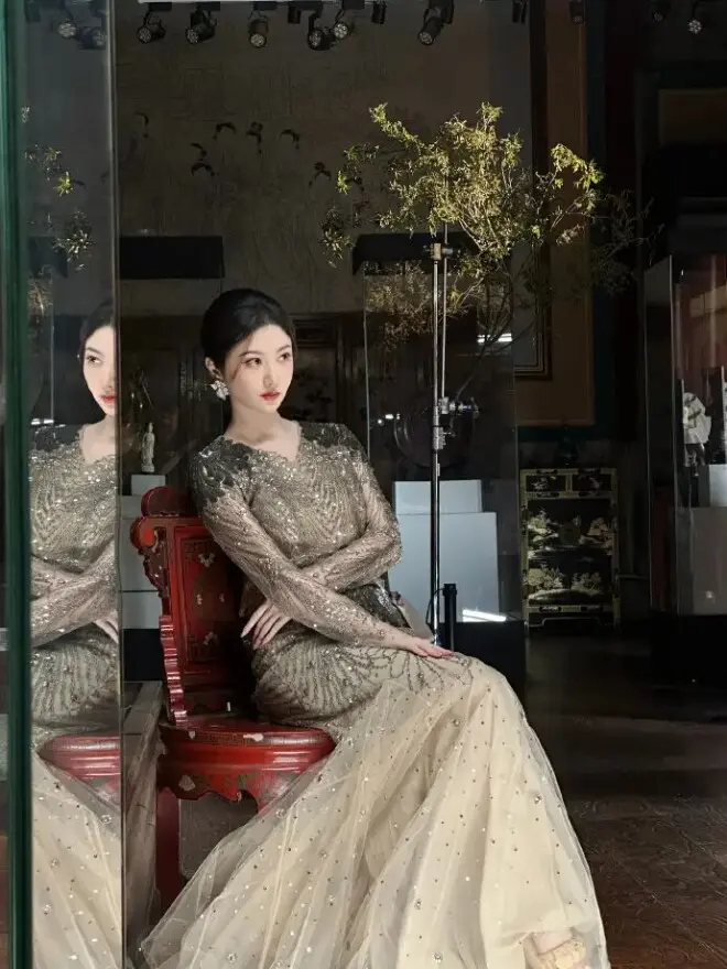 景甜草帽白衫勾勒窈窕身姿，皮肤白皙似少女