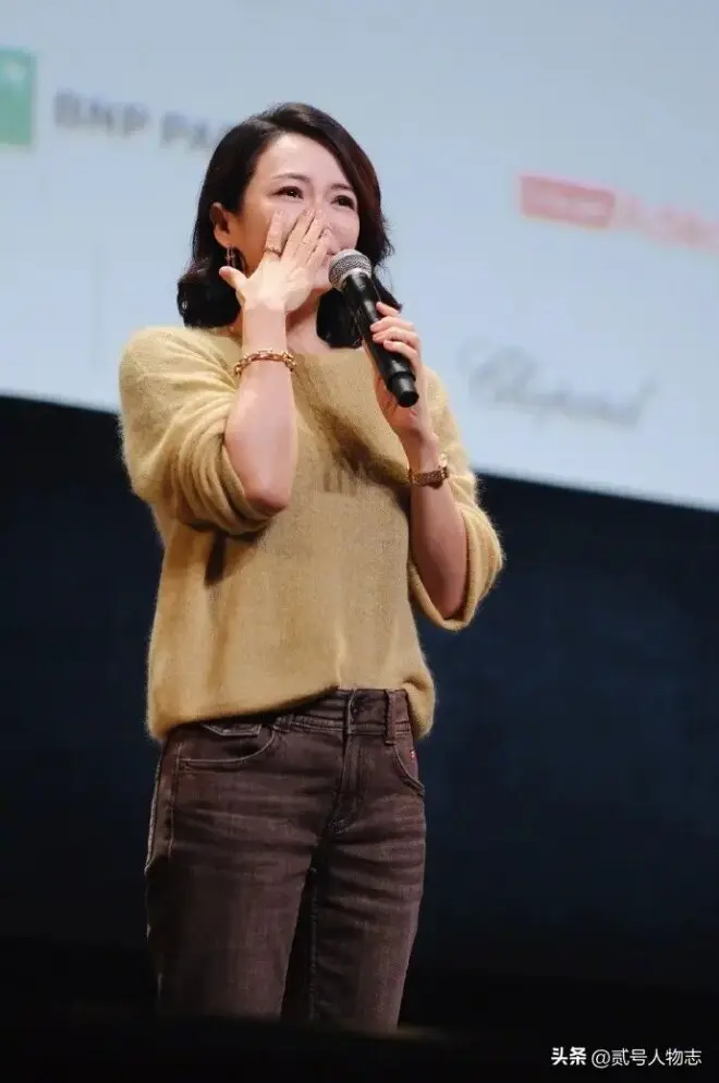 跟汪峰离婚3年后，章子怡获电影节大奖，台上落泪