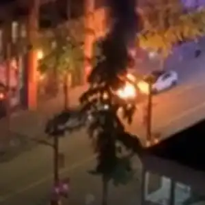 温哥华汽车爆燃烧毁 车内放多个油桶竟然点火抽烟