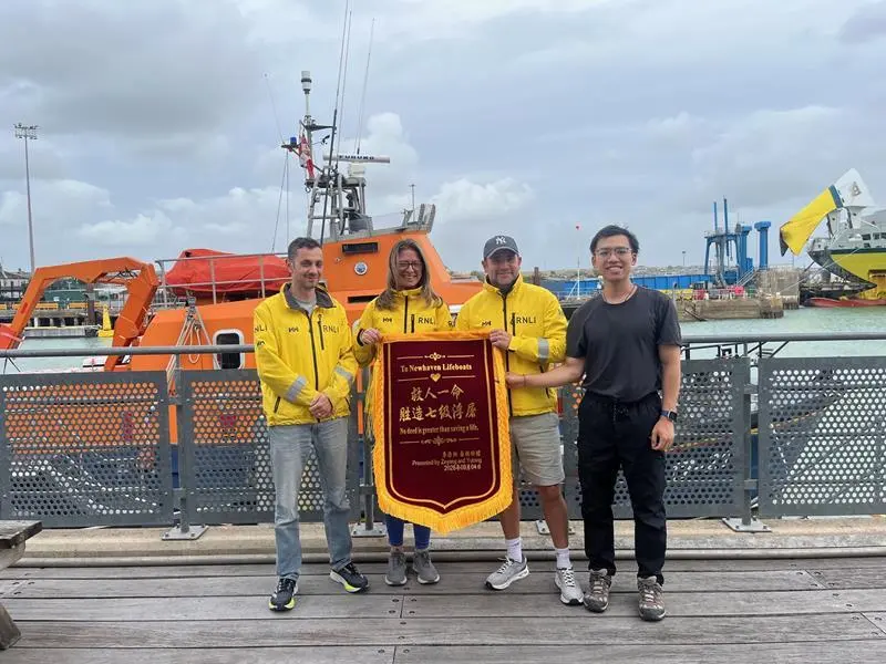 中国留学生遇险，获救后给英国救援队送了面锦旗