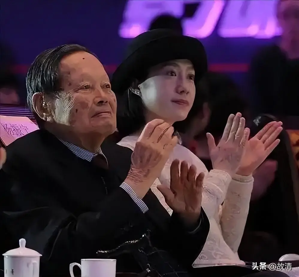 杨振宁去世1年，翁帆首谈感情