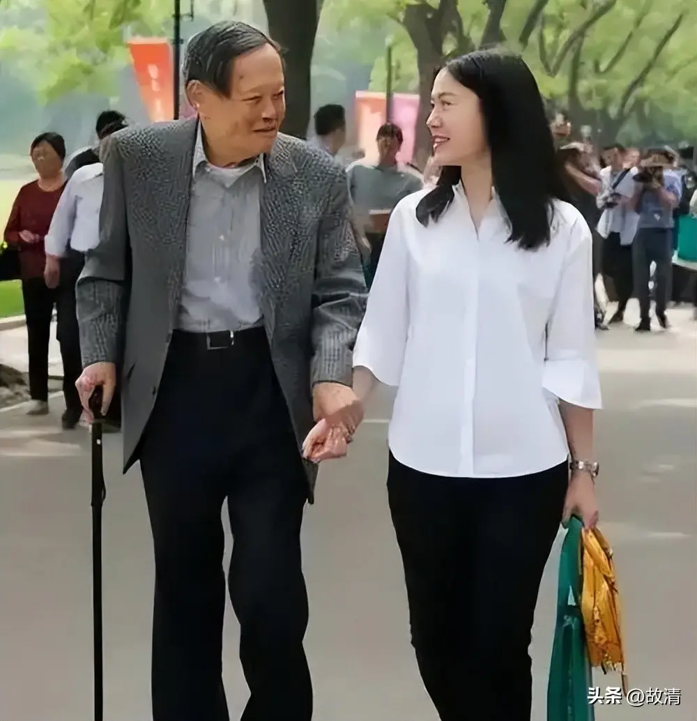 杨振宁去世1年，翁帆首谈感情