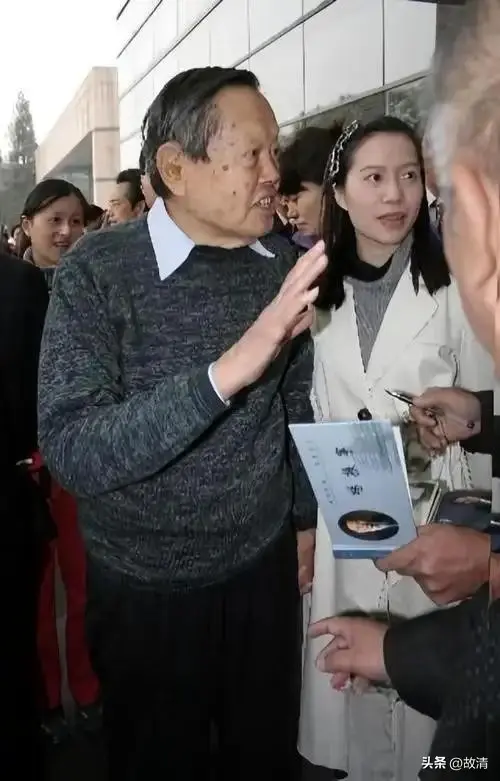 杨振宁去世1年，翁帆首谈感情