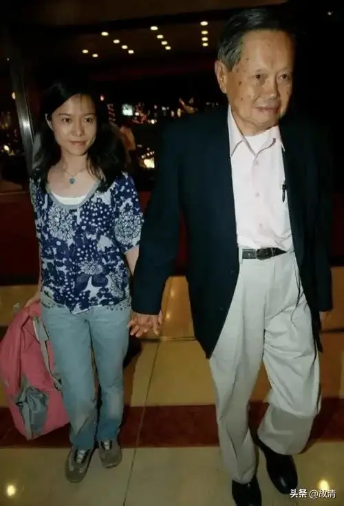 杨振宁去世1年，翁帆首谈感情