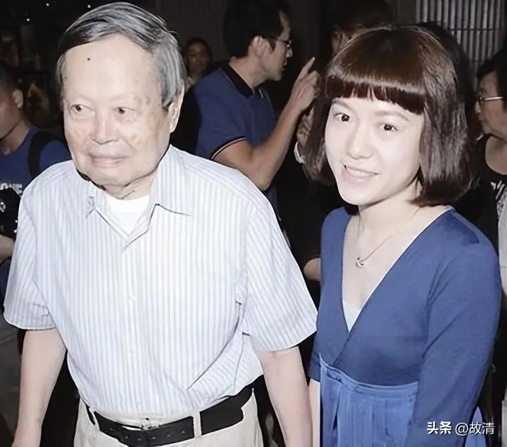 杨振宁去世1年，翁帆首谈感情