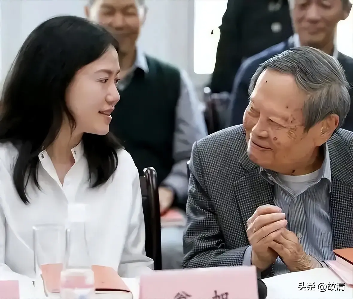 杨振宁去世1年，翁帆首谈感情