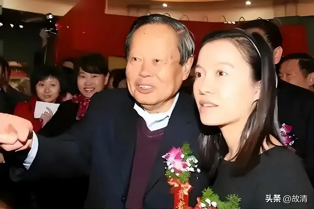 杨振宁去世1年，翁帆首谈感情