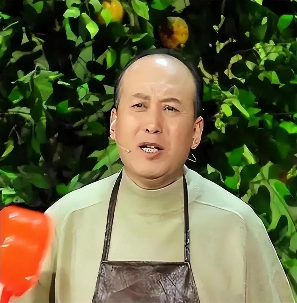 70岁郭达现状：住在西安老小区里养老，老态龙钟