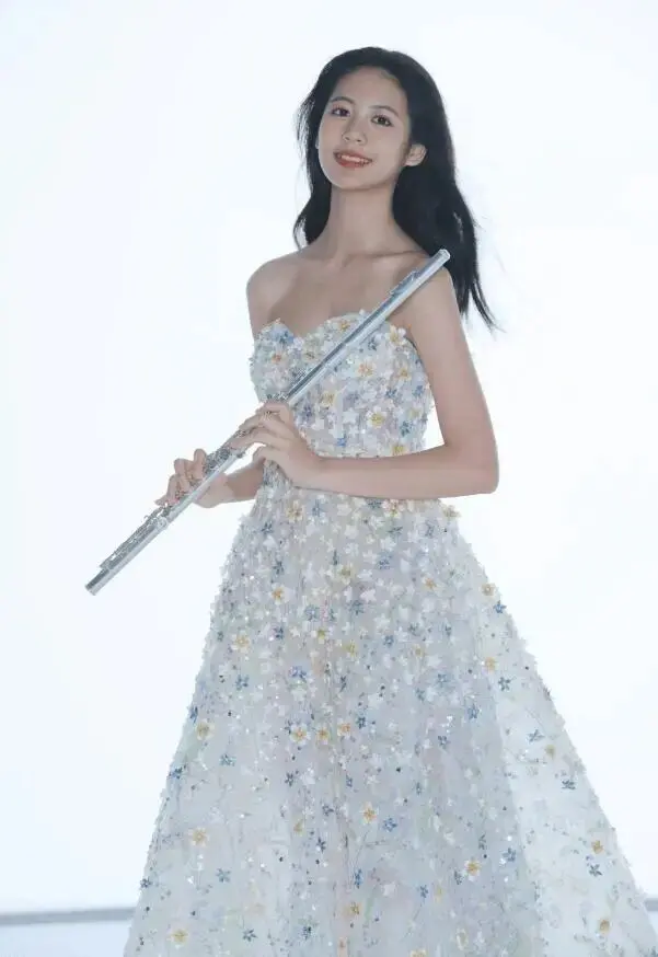 翁虹女儿刘莳19岁生日，考入UCLA成普拉提教练