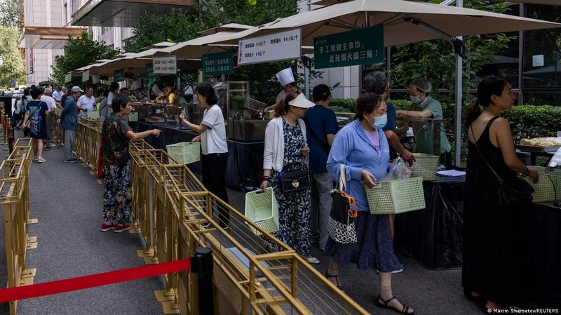 外媒:中国9月出口激增远超市场预期 顺差逼近万亿美元