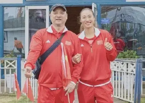 郑钦文父亲卖房辞职，睡在墓地宿舍
