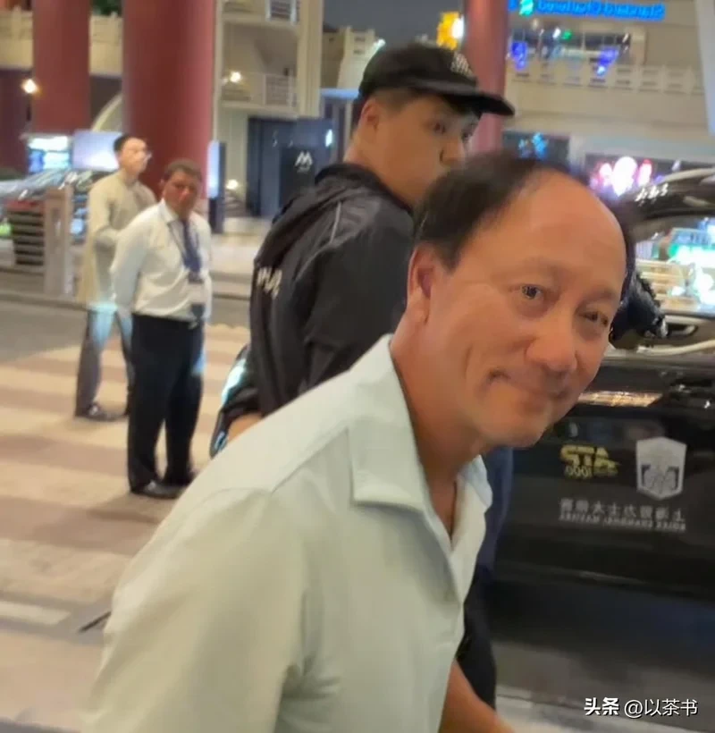 54岁张德培 曾做过洗发水广告的头发秃了
