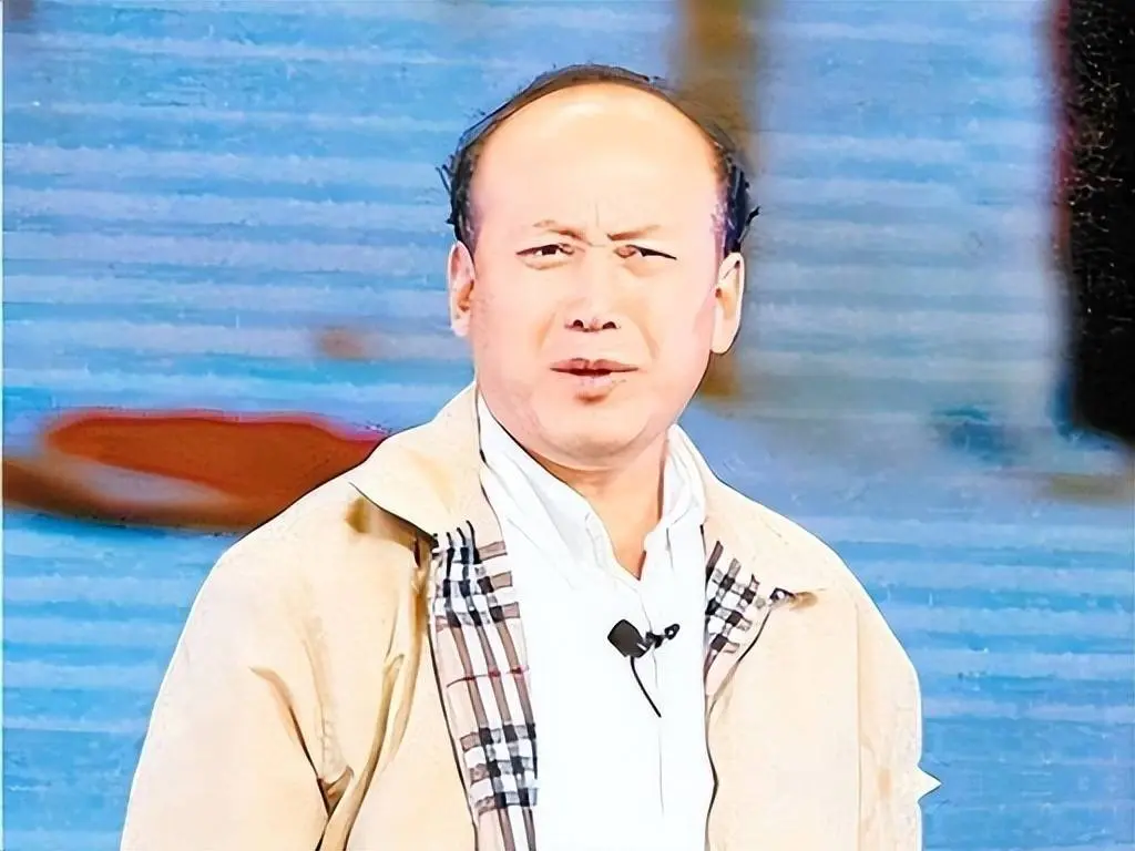 70岁郭达现状：住在西安老小区里养老，老态龙钟