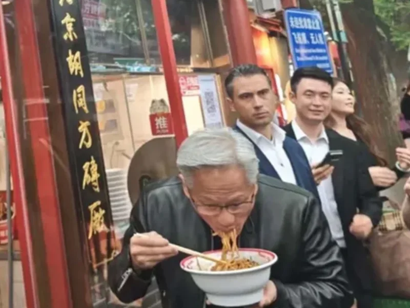 黄仁勋:中国行乱成一锅粥 吃过的餐馆都拿我代言
