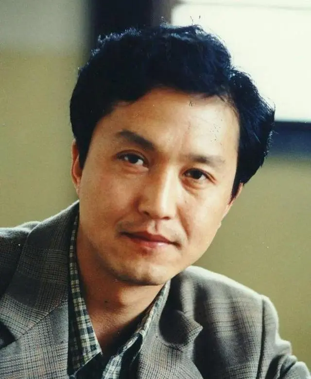 70岁郭达现状：住在西安老小区里养老，老态龙钟