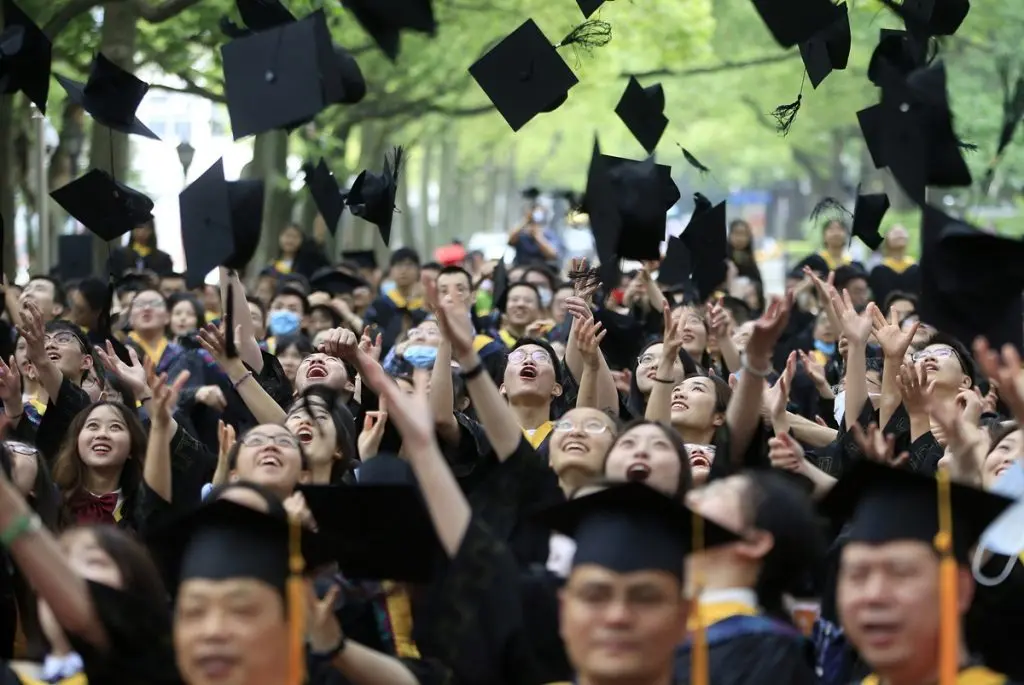 一所美国大学砍掉71个专业，只因为少了800个中国留学生