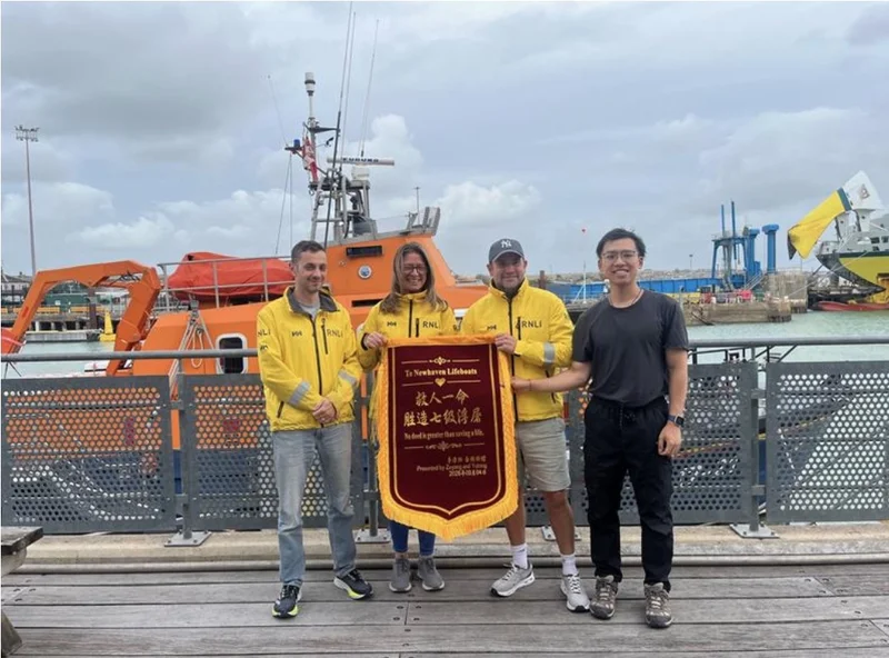 中国留学生海边遇险 获救后给英国救援队送了面锦旗