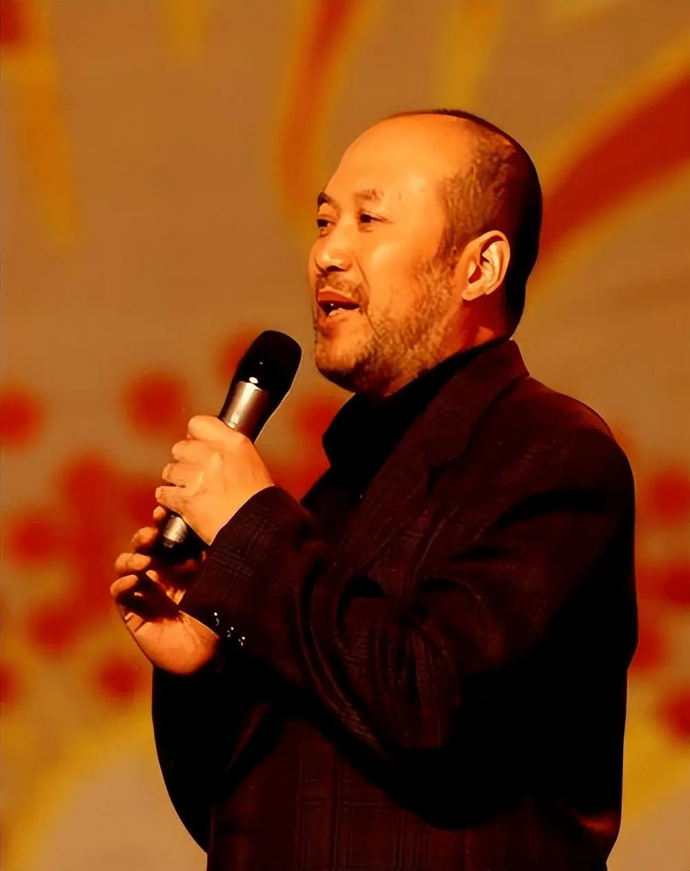 70岁郭达现状：住在西安老小区里养老，老态龙钟