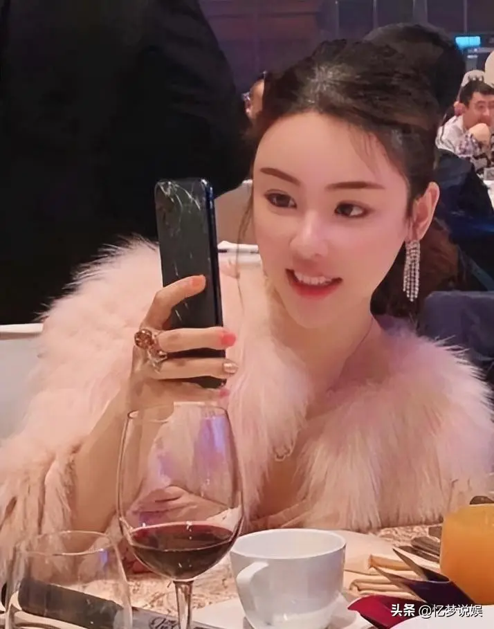 蔡天凤邝港杰是密友，常去澳门赌，曾欲移民英国
