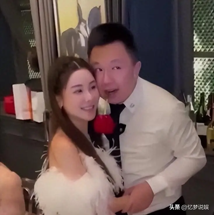 蔡天凤邝港杰是密友，常去澳门赌，曾欲移民英国