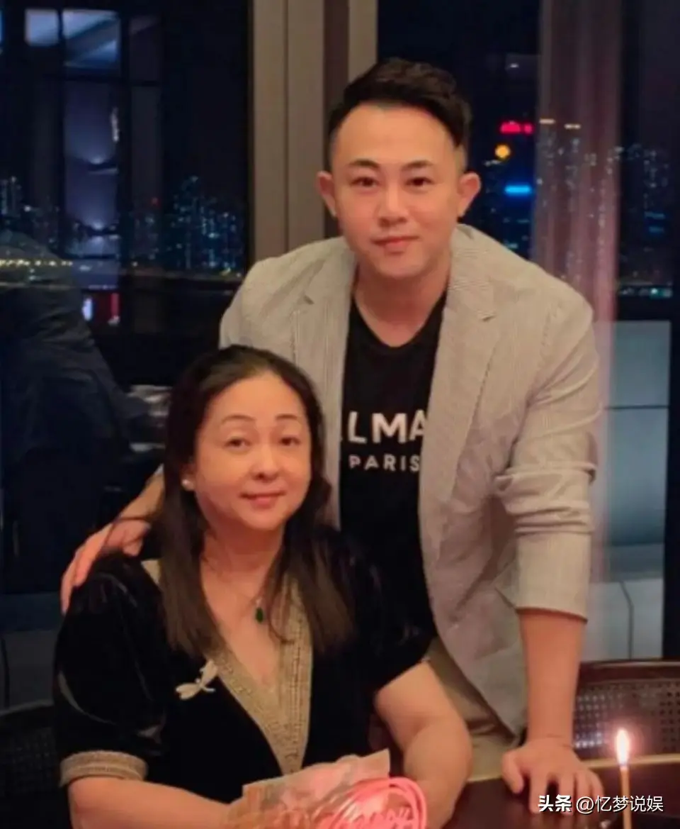 蔡天凤邝港杰是密友，常去澳门赌，曾欲移民英国