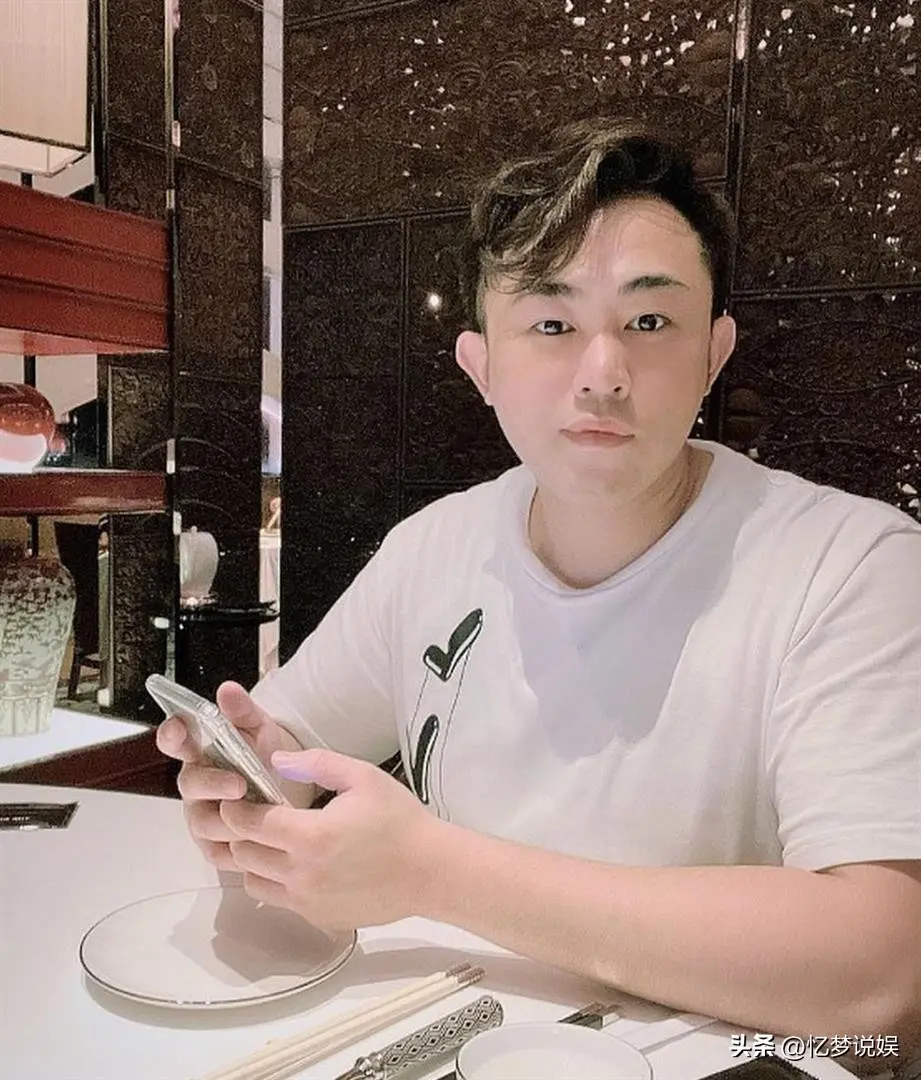 蔡天凤邝港杰是密友，常去澳门赌，曾欲移民英国
