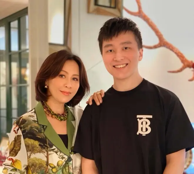 60岁刘嘉玲晒性感照风韵犹存，丰满上围引热议