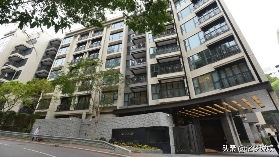 蔡天凤邝港杰是密友，常去澳门赌，曾欲移民英国