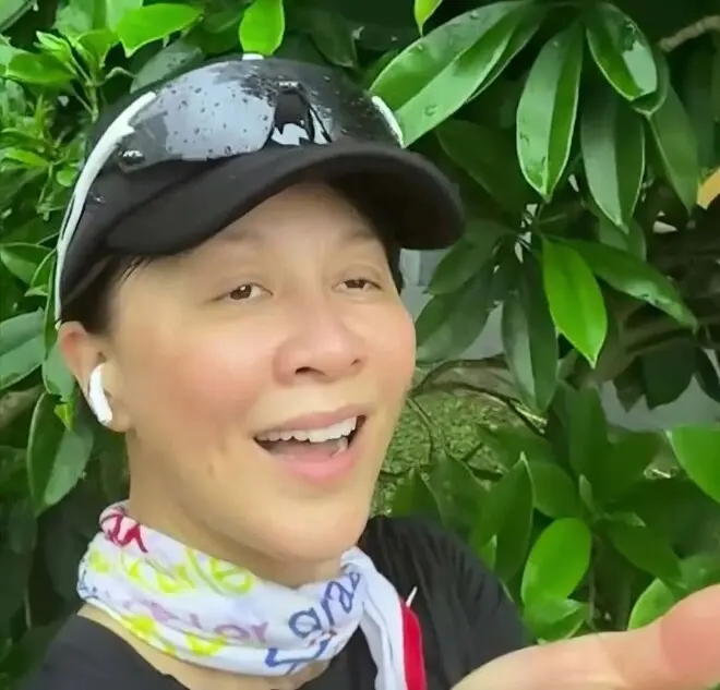 60岁刘嘉玲晒性感照风韵犹存，丰满上围引热议