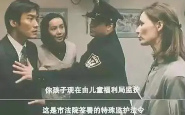 老人赴美探亲，撞桥墩“养生”惊动两辆警车！