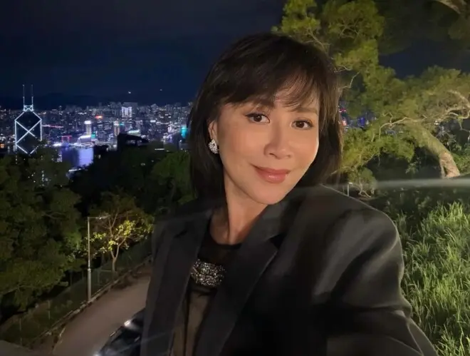 60岁刘嘉玲晒性感照风韵犹存，丰满上围引热议