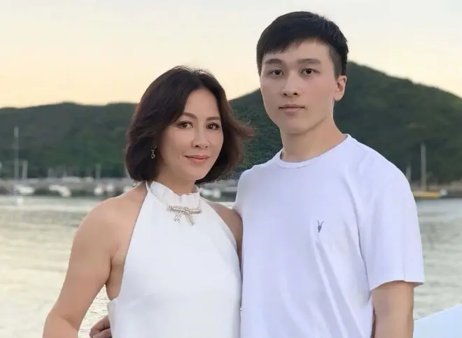 60岁刘嘉玲晒性感照风韵犹存，丰满上围引热议