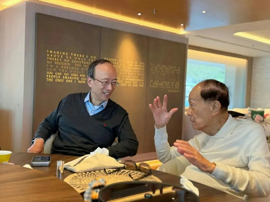 福布斯公布李嘉诚最新照片，笑容满面“隔空”与新加坡总理黄循财合影