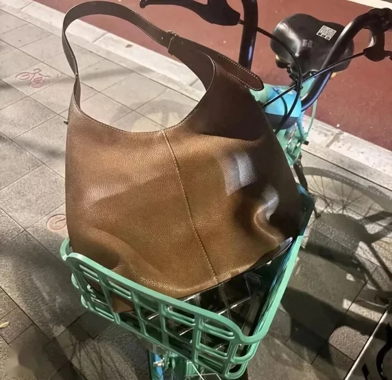 上海女子手提包遗落共享单车5小时 深夜折返 包还在原地!