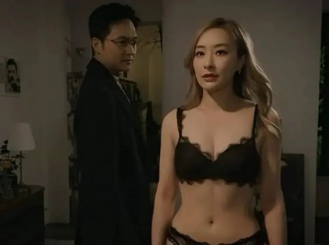 TVB知名女星奉献大尺度演出，在镜头前脱衣露肉