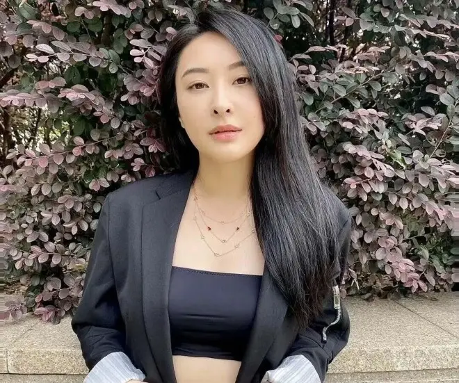 TVB知名女星奉献大尺度演出，在镜头前脱衣露肉