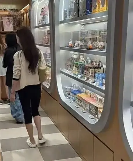 汪小菲带玥儿台湾逛街，玥儿和筱梅超亲近