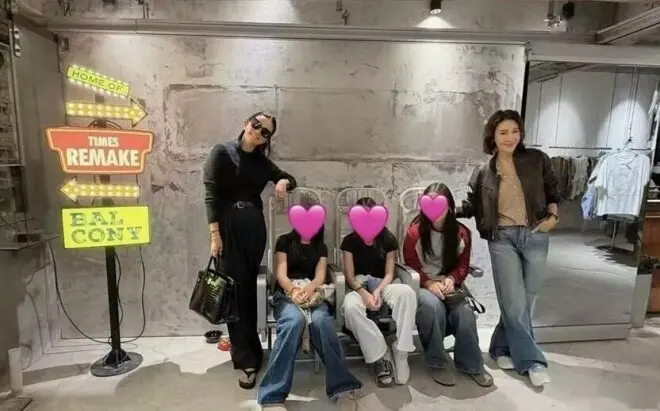 黎姿母女四人上海出游，三个女儿出落亭亭玉立