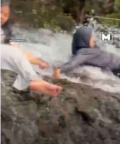 印尼女子躺在瀑布顶端玩水 一个动作让她瞬间坠崖 朋友根本来不及救!