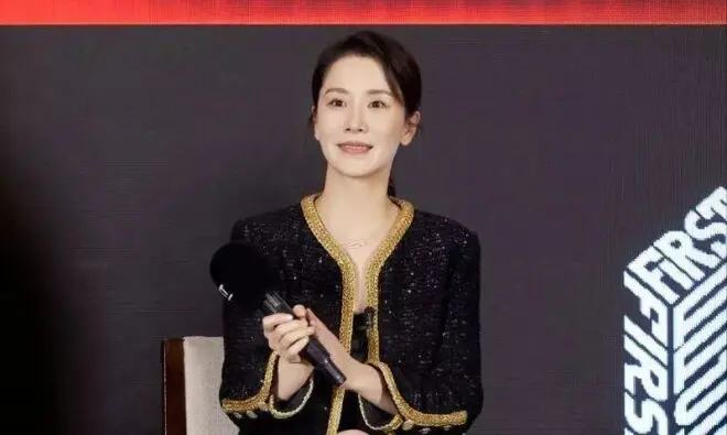 46岁殷桃路人照判若两人，昔日女神变大妈