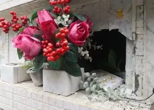 梅艳芳，为何骨灰难安？