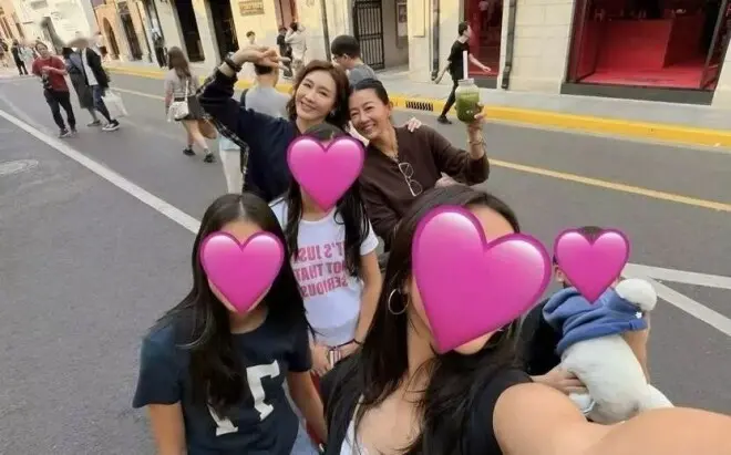 黎姿母女四人上海出游，三个女儿出落亭亭玉立