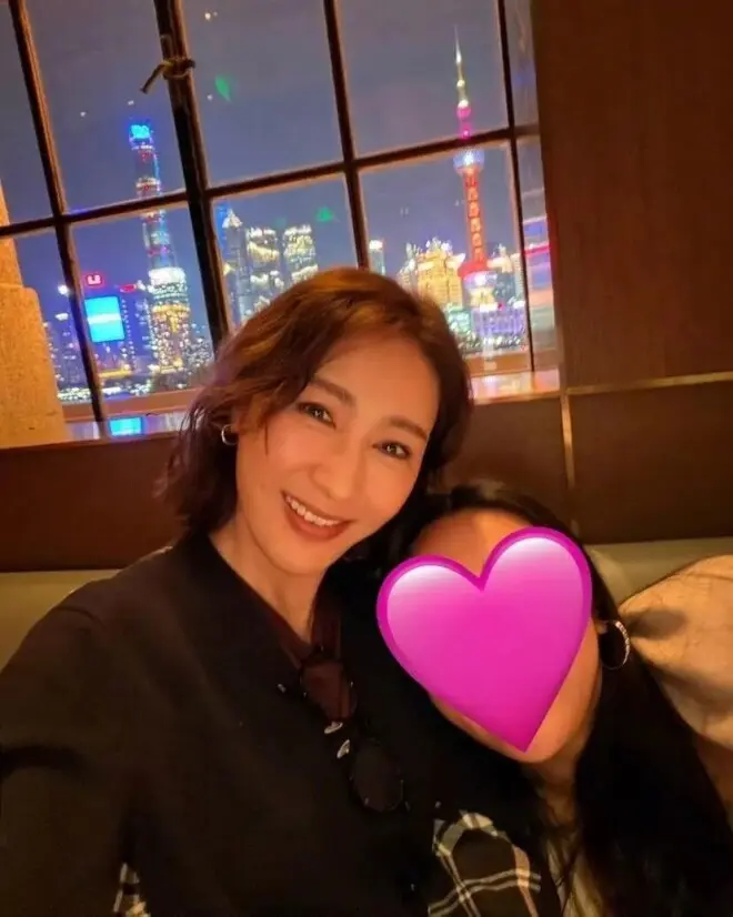 黎姿母女四人上海出游，三个女儿出落亭亭玉立
